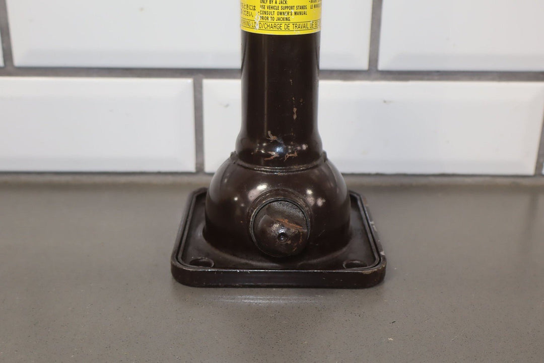 99 - 02 Toyota Land Cruiser / LX470 Emergency Bottle Jack W/Bracket