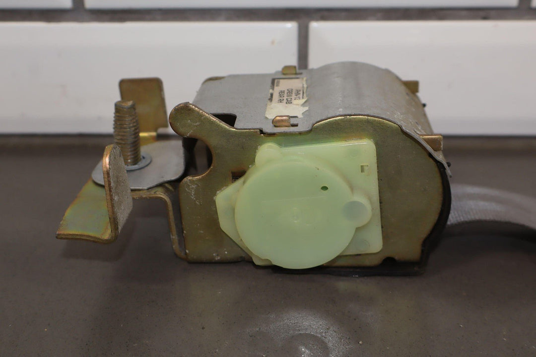 99 - 04 Ford F250 F350 Crew Cab Right Rear Seat Belt Retractor Flint 3E