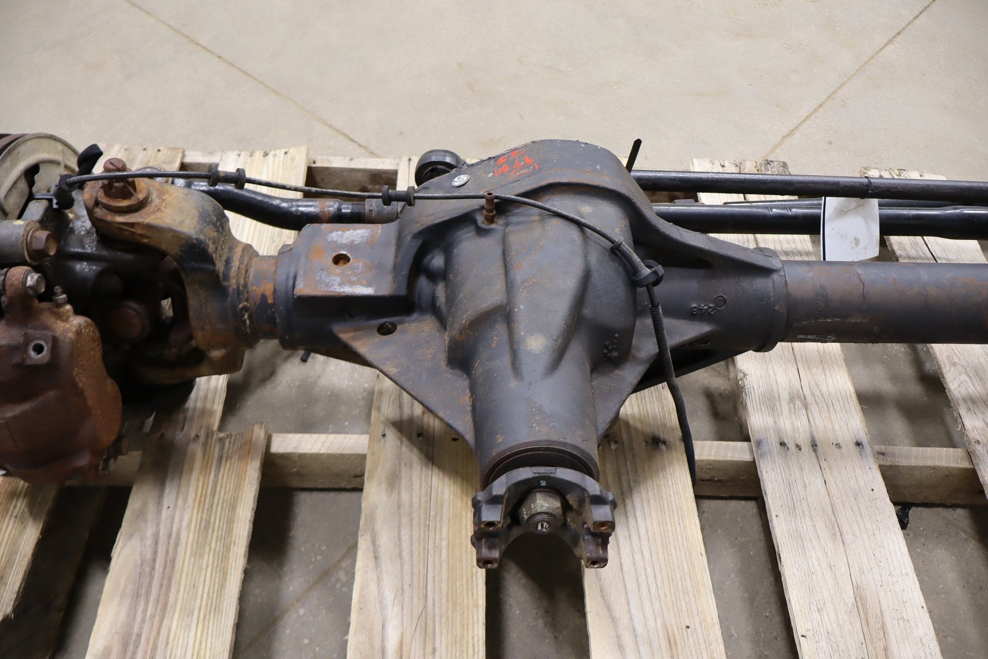 99-04 Ford F250 F350 Super Duty Front Axle 3.73 SRW 4x4 OEM