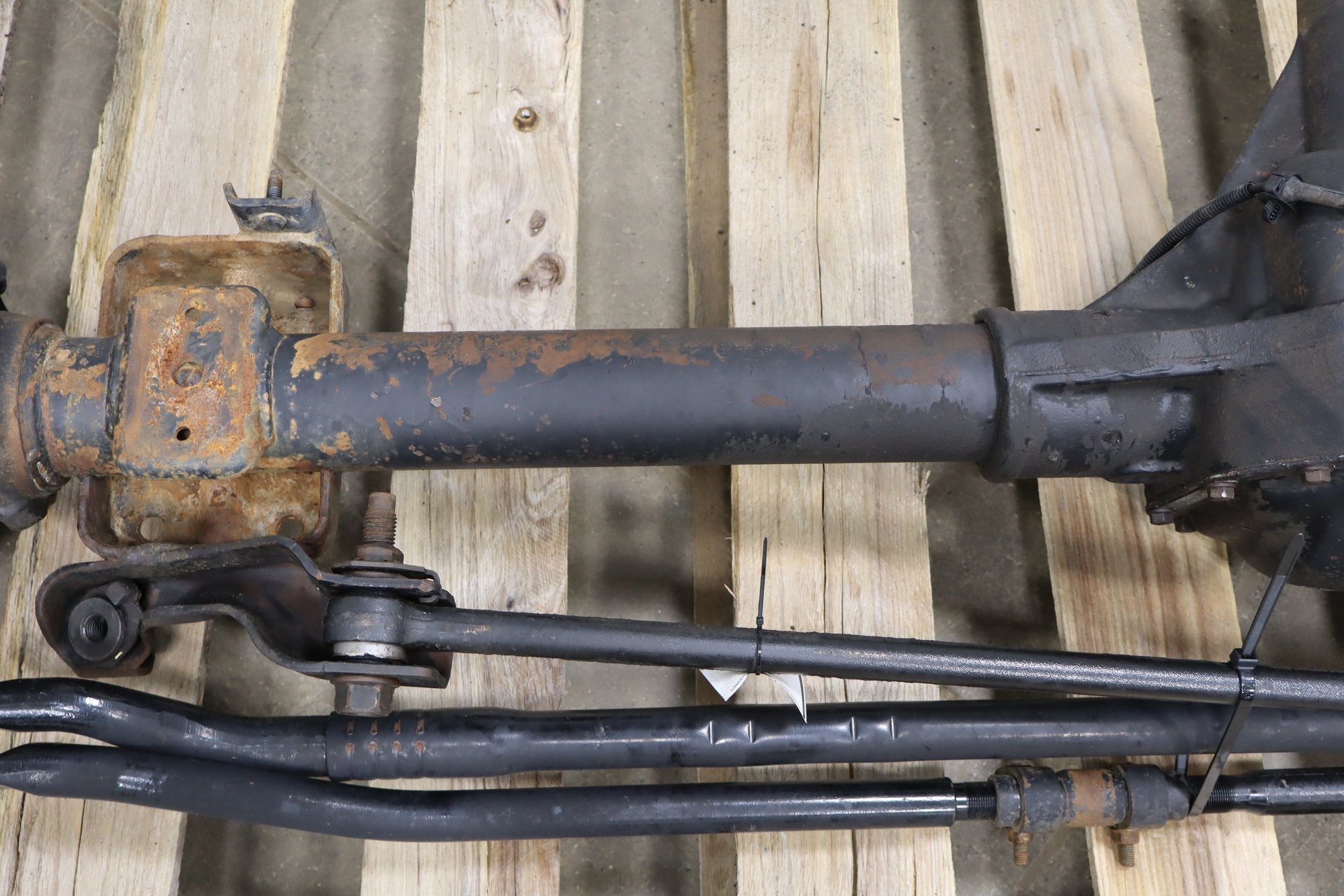 99-04 Ford F250 F350 Super Duty Front Axle 3.73 SRW 4x4 OEM
