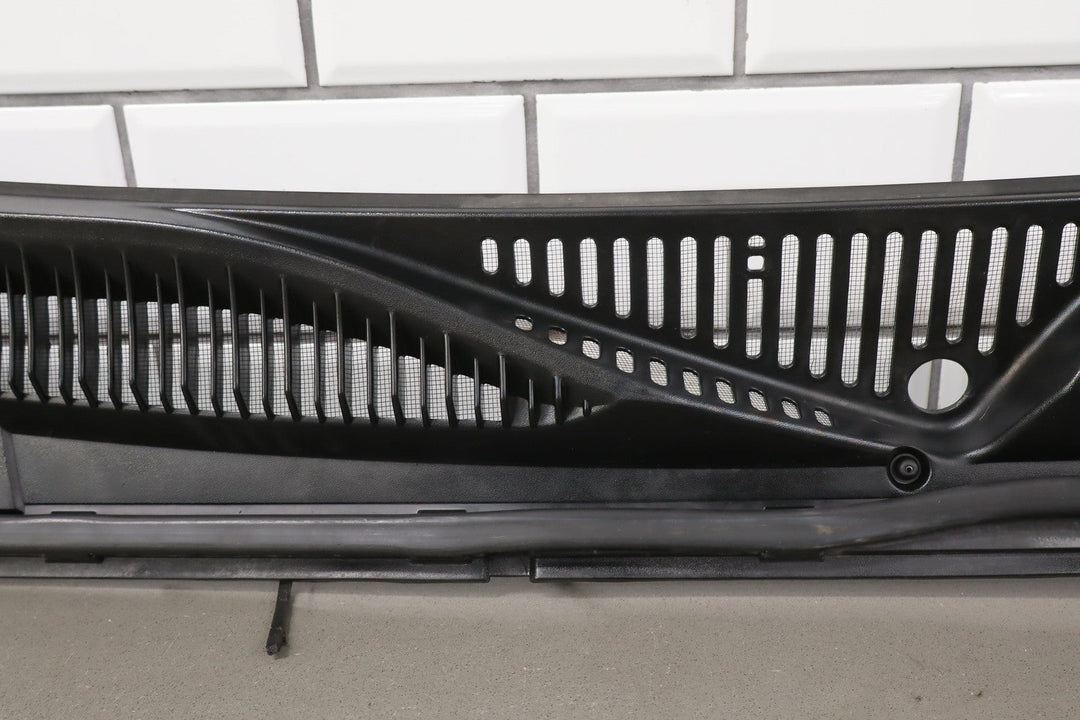 99 - 06 NBS Silverado Suburban Yukon Sierra Windshield Cowl Trim Panel Cover OE GM