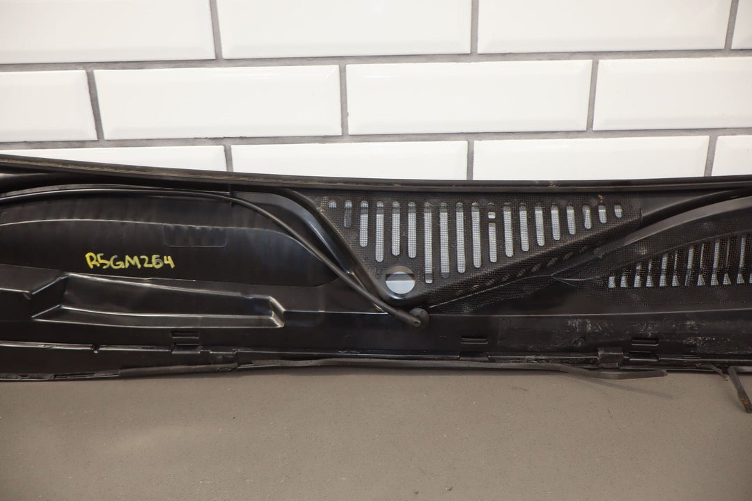 99 - 06 NBS Silverado Suburban Yukon Sierra Windshield Cowl Trim Panel Cover OE GM