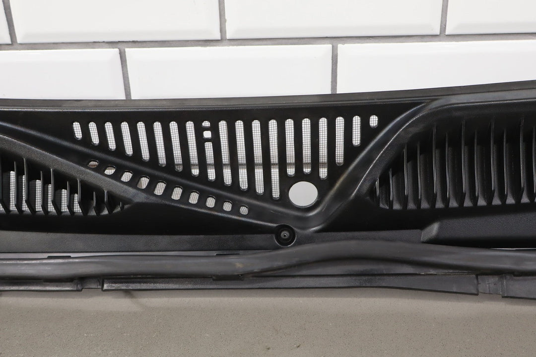 99 - 06 NBS Silverado Suburban Yukon Sierra Windshield Cowl Trim Panel Cover OE GM