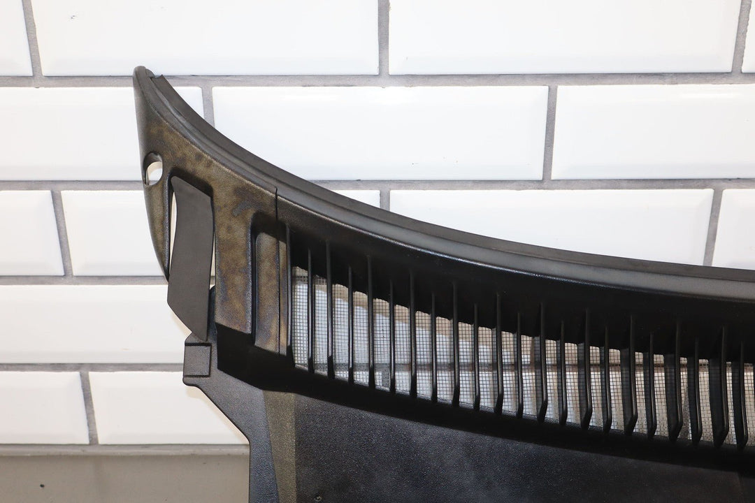 99 - 06 NBS Silverado Suburban Yukon Sierra Windshield Cowl Trim Panel Cover OE GM