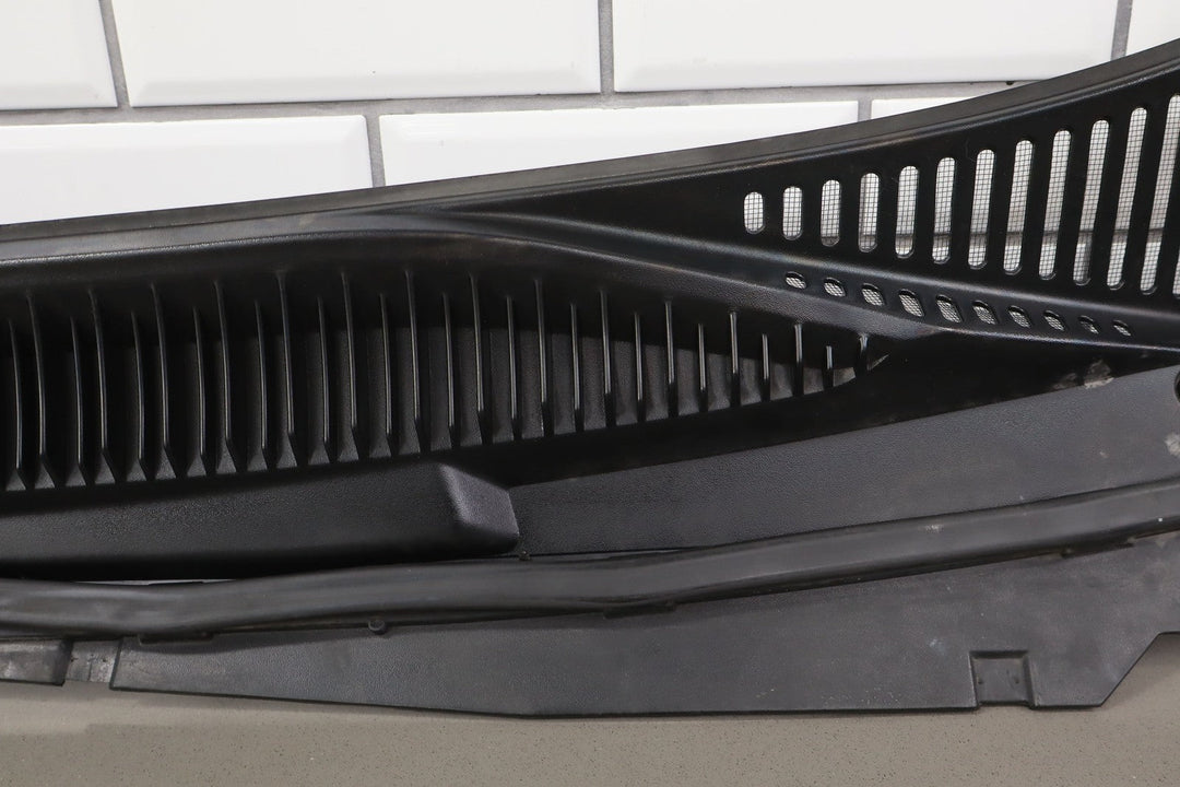 99 - 06 NBS Silverado Suburban Yukon Sierra Windshield Cowl Trim Panel Cover OE GM