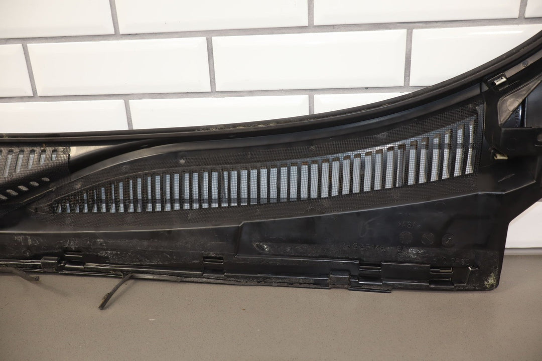 99 - 06 NBS Silverado Suburban Yukon Sierra Windshield Cowl Trim Panel Cover OE GM