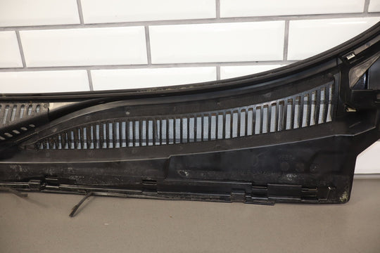 99 - 06 NBS Silverado Suburban Yukon Sierra Windshield Cowl Trim Panel Cover OE GM