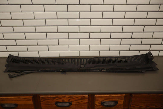 99 - 07 Chevy GMC Sierra Silverado GMT800 Cowl Vent Panel Assembly OEM