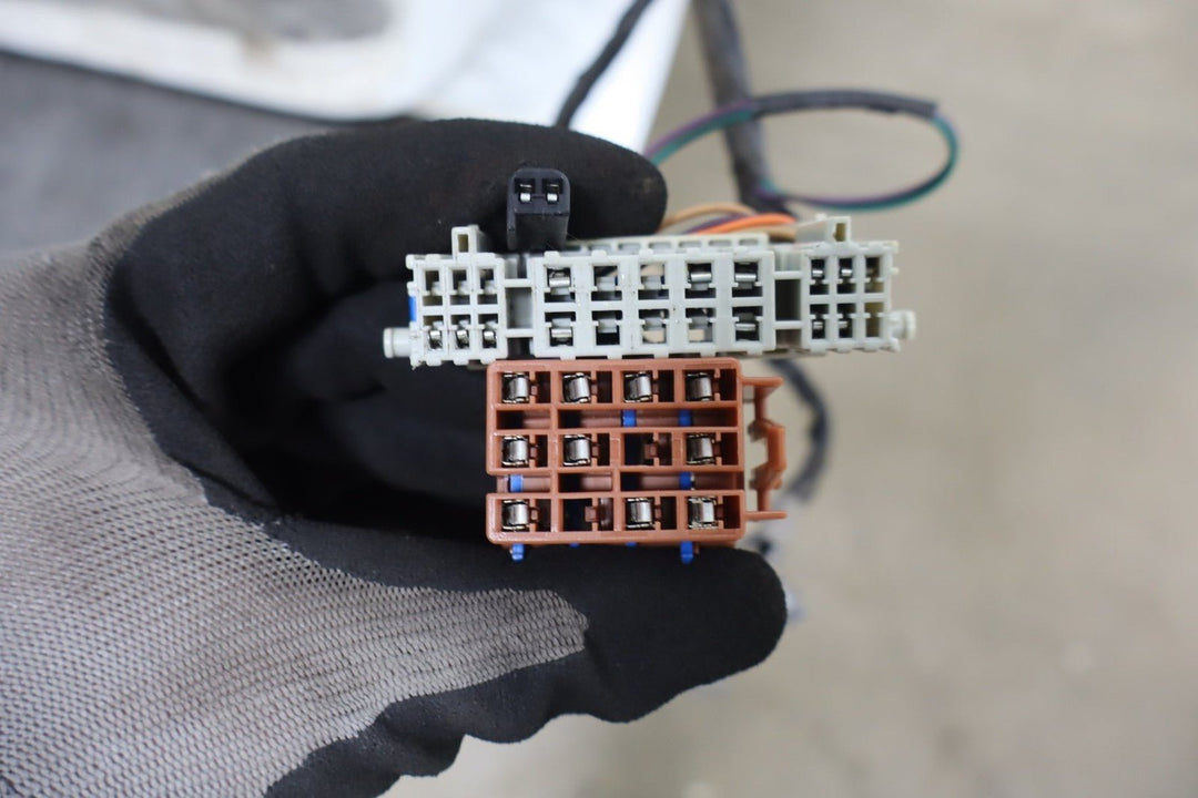 99 - 07 Chevy GMC Truck SUV GMT800 Driver Left Front Door Summit White 50U