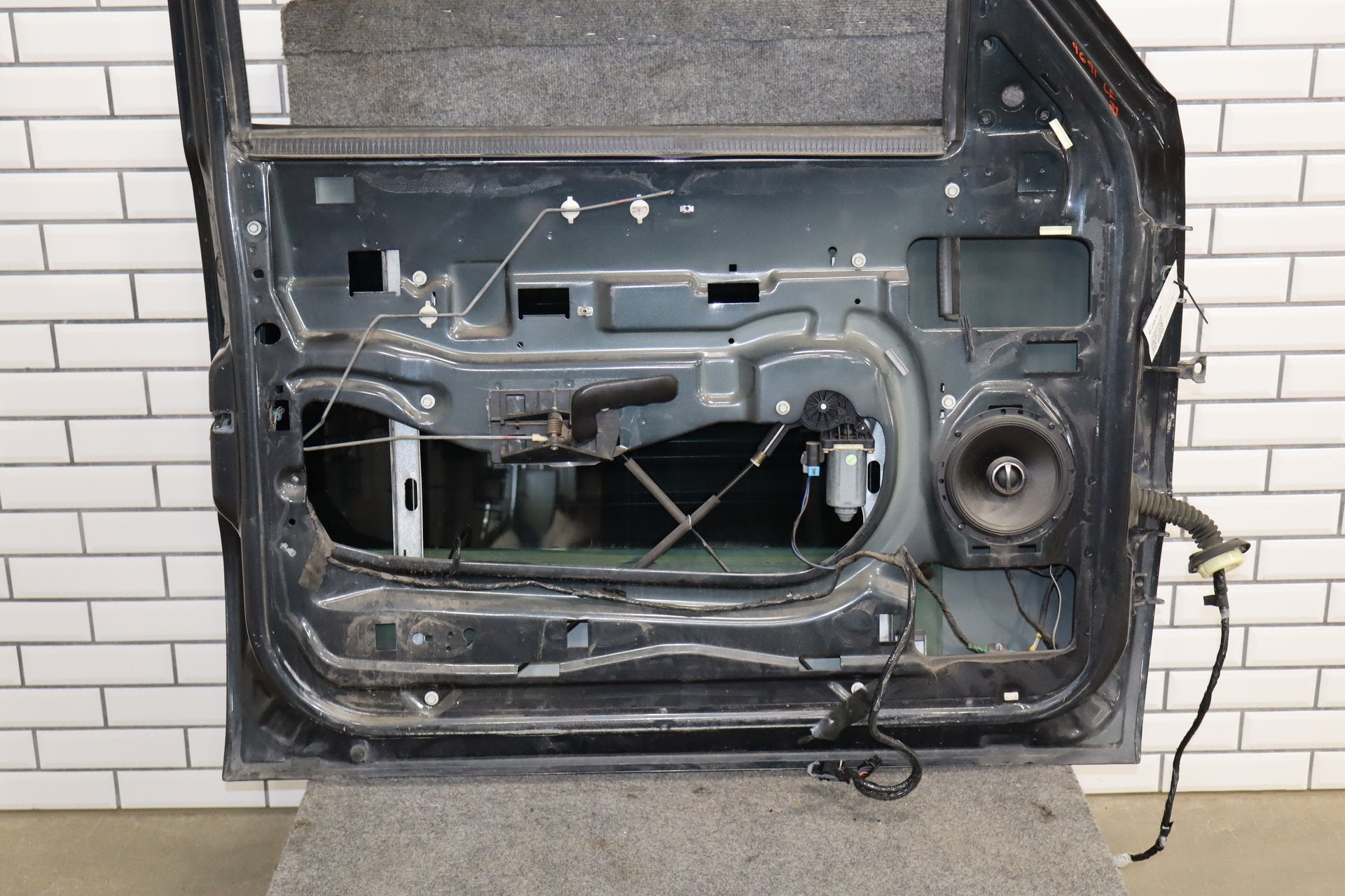 99-07 Chevy GMC Truck SUV GMT800 Left Front Door Black 41U