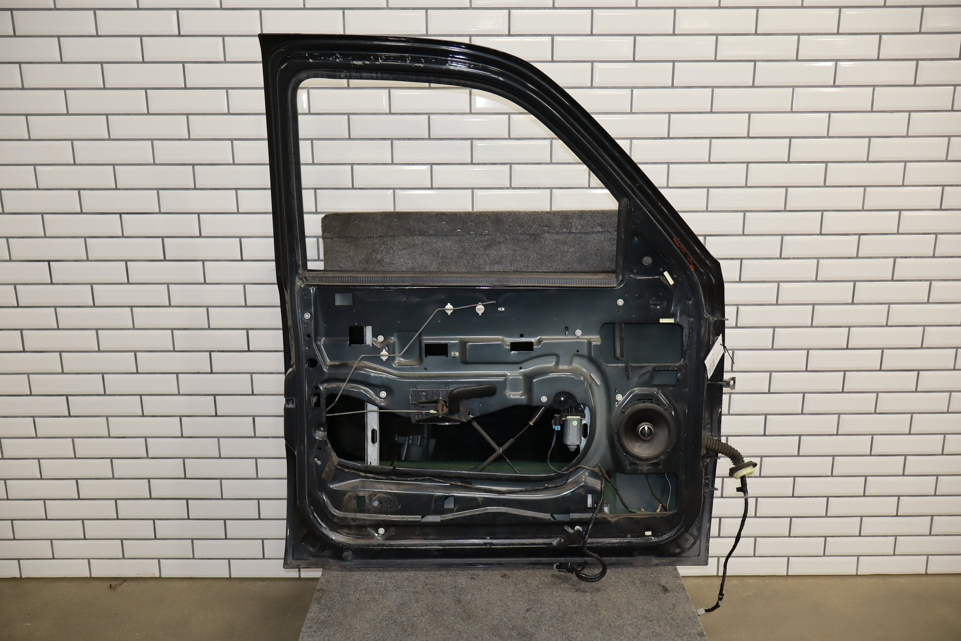 99-07 Chevy GMC Truck SUV GMT800 Left Front Door Black 41U