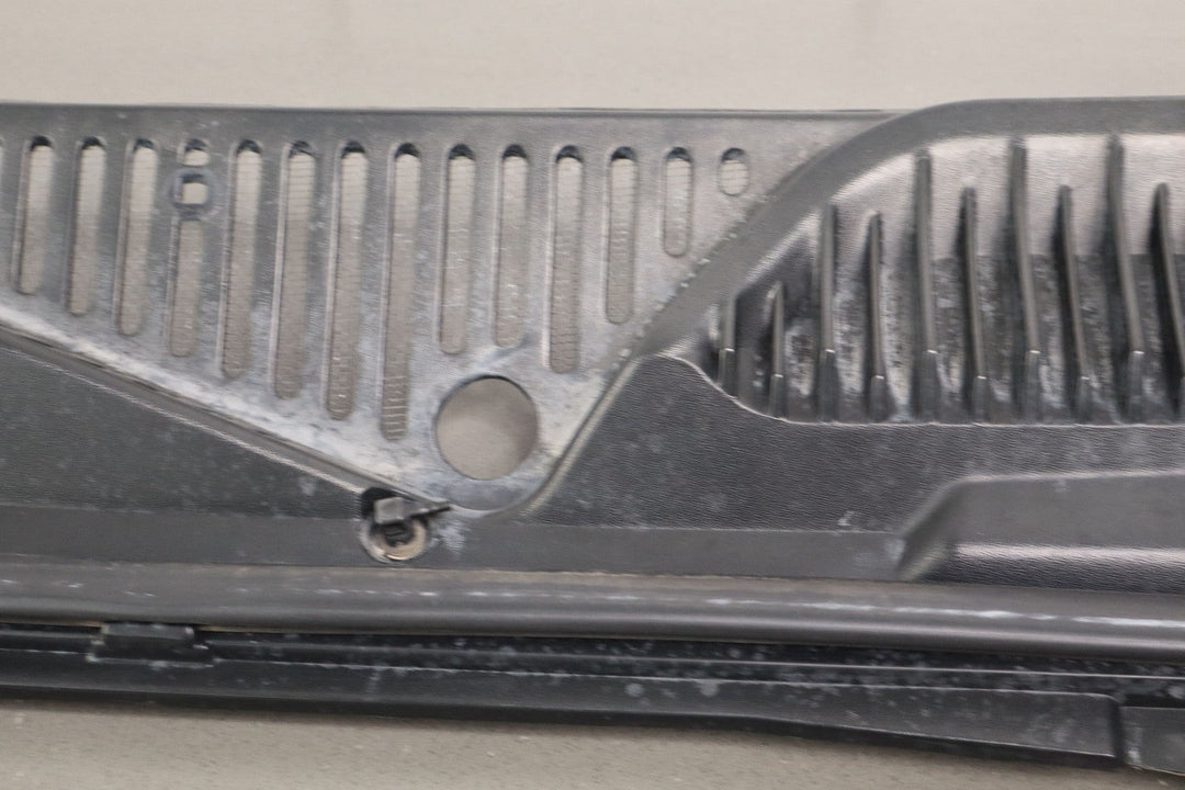 99 - 07 Chevy GMC Truck SUV GMT800 OEM Wiper Cowl Vent Panel