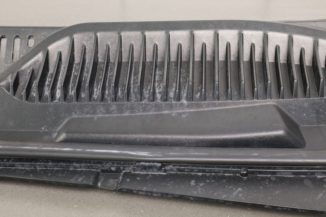 99 - 07 Chevy GMC Truck SUV GMT800 OEM Wiper Cowl Vent Panel