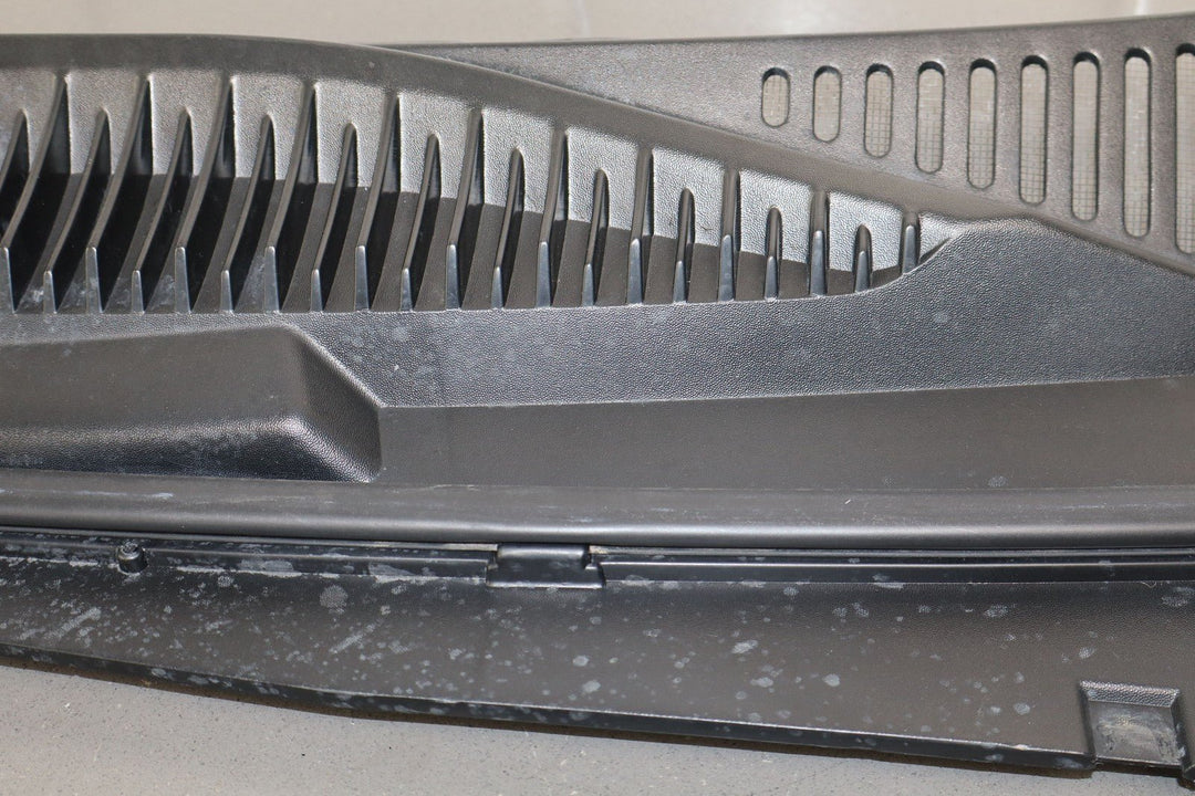 99 - 07 Chevy GMC Truck SUV GMT800 OEM Wiper Cowl Vent Panel