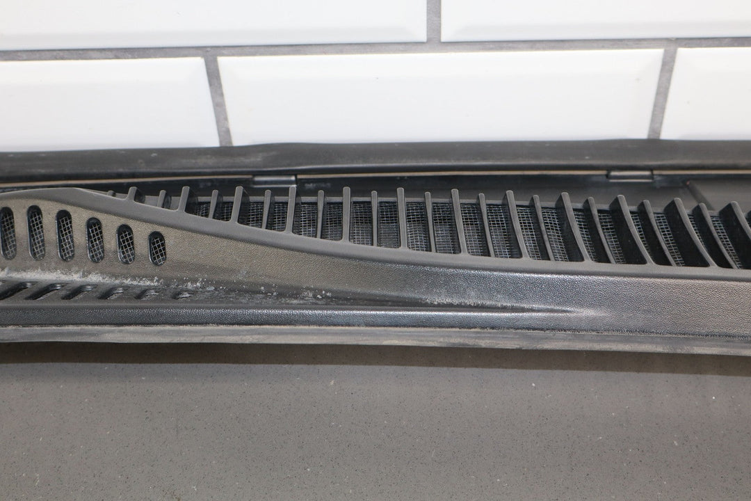 99 - 07 Chevy GMC Truck SUV GMT800 OEM Wiper Cowl Vent Panel