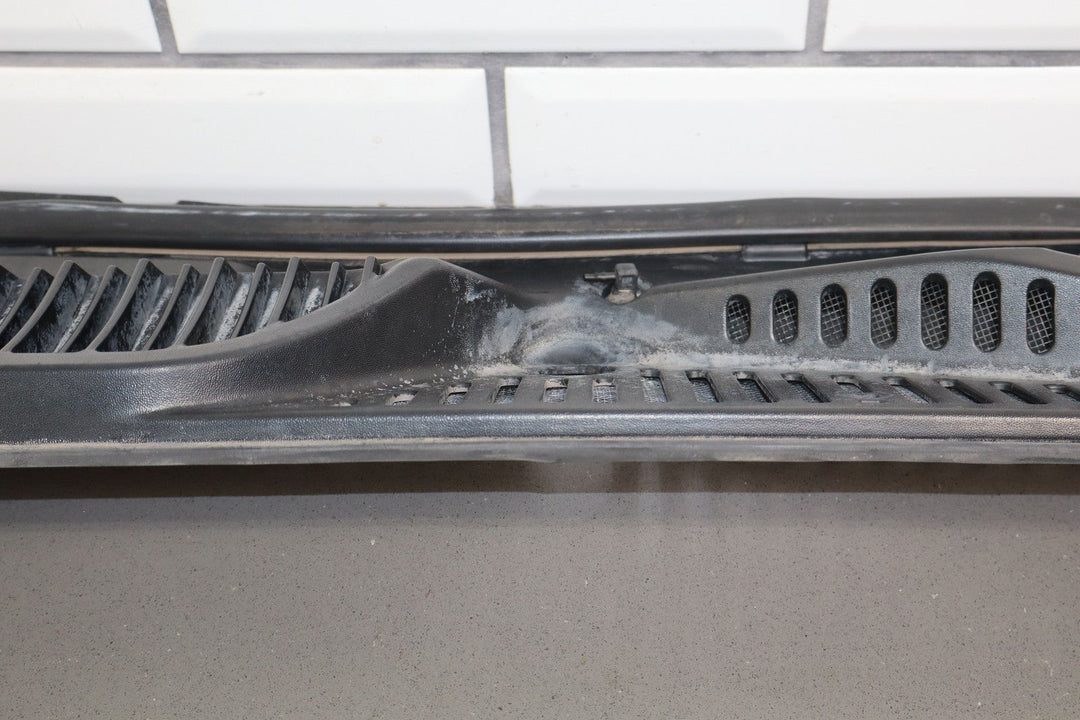 99 - 07 Chevy GMC Truck SUV GMT800 OEM Wiper Cowl Vent Panel