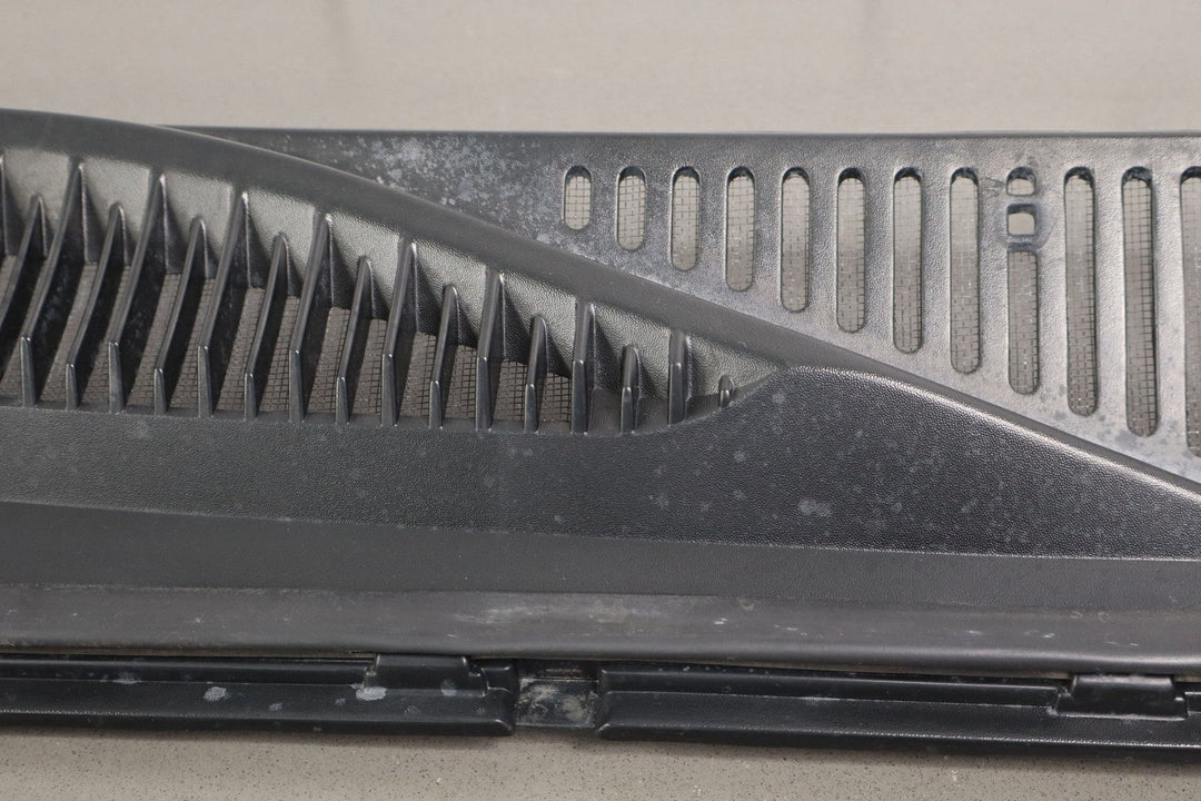 99 - 07 Chevy GMC Truck SUV GMT800 OEM Wiper Cowl Vent Panel