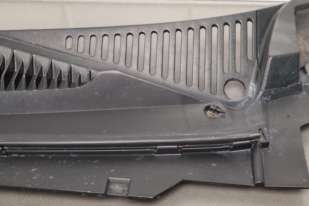 99 - 07 Chevy GMC Truck SUV GMT800 OEM Wiper Cowl Vent Panel