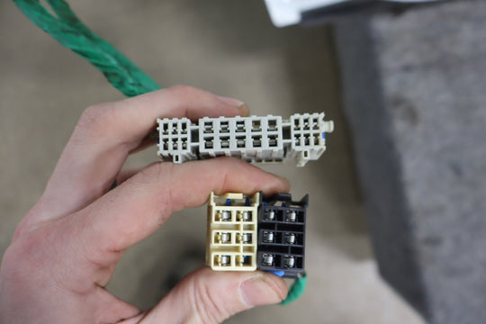 99 - 07 Chevy GMC Truck SUV GMT800 Passenger Right Front Door Summit White 50U