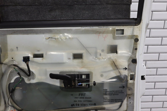 99 - 07 Chevy GMC Truck SUV GMT800 Passenger Right Front Door Summit White 50U