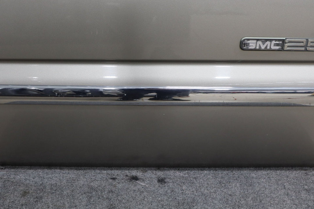 99 - 07 Chevy GMC Truck SUV GMT800 Right Front Door