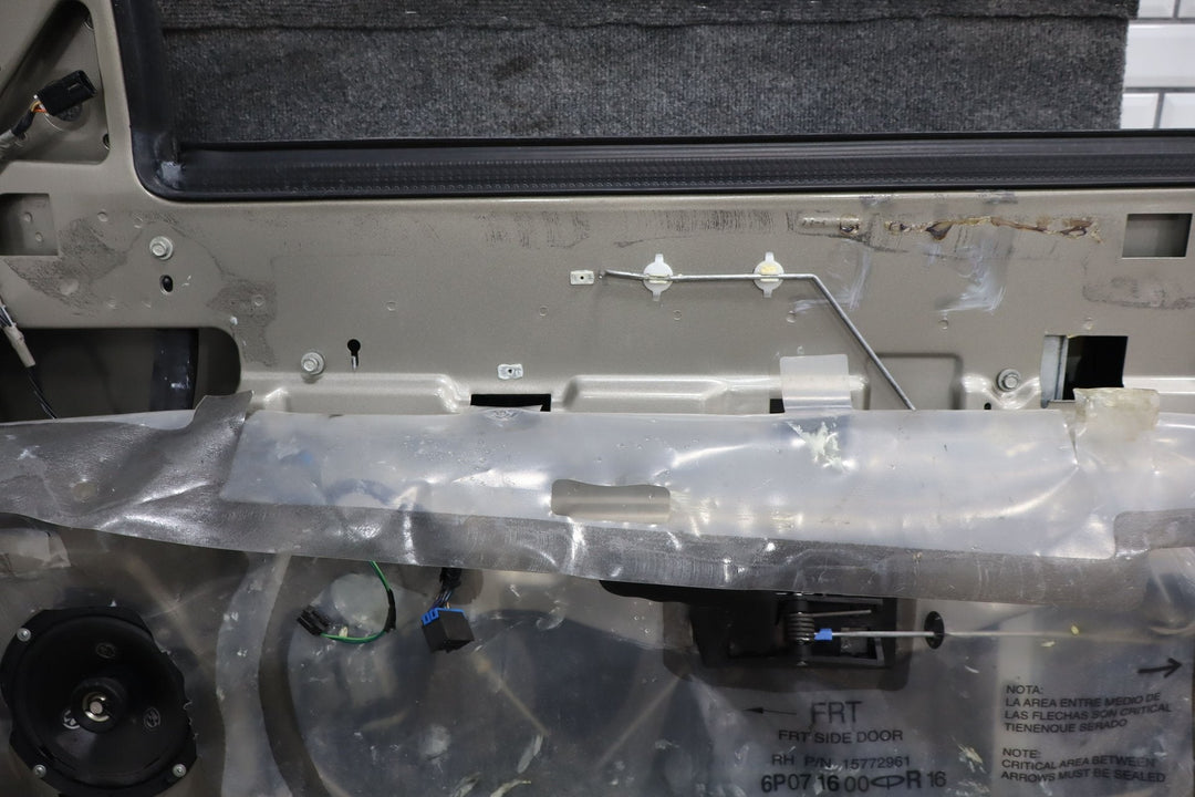 99 - 07 Chevy GMC Truck SUV GMT800 Right Front Door