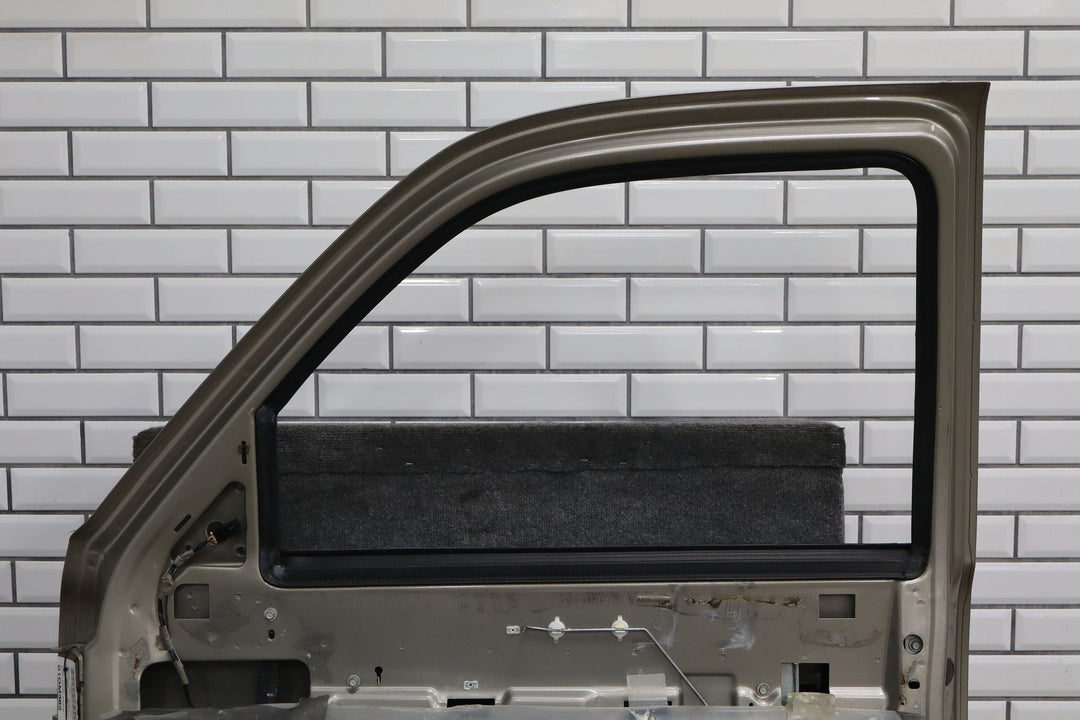 99 - 07 Chevy GMC Truck SUV GMT800 Right Front Door