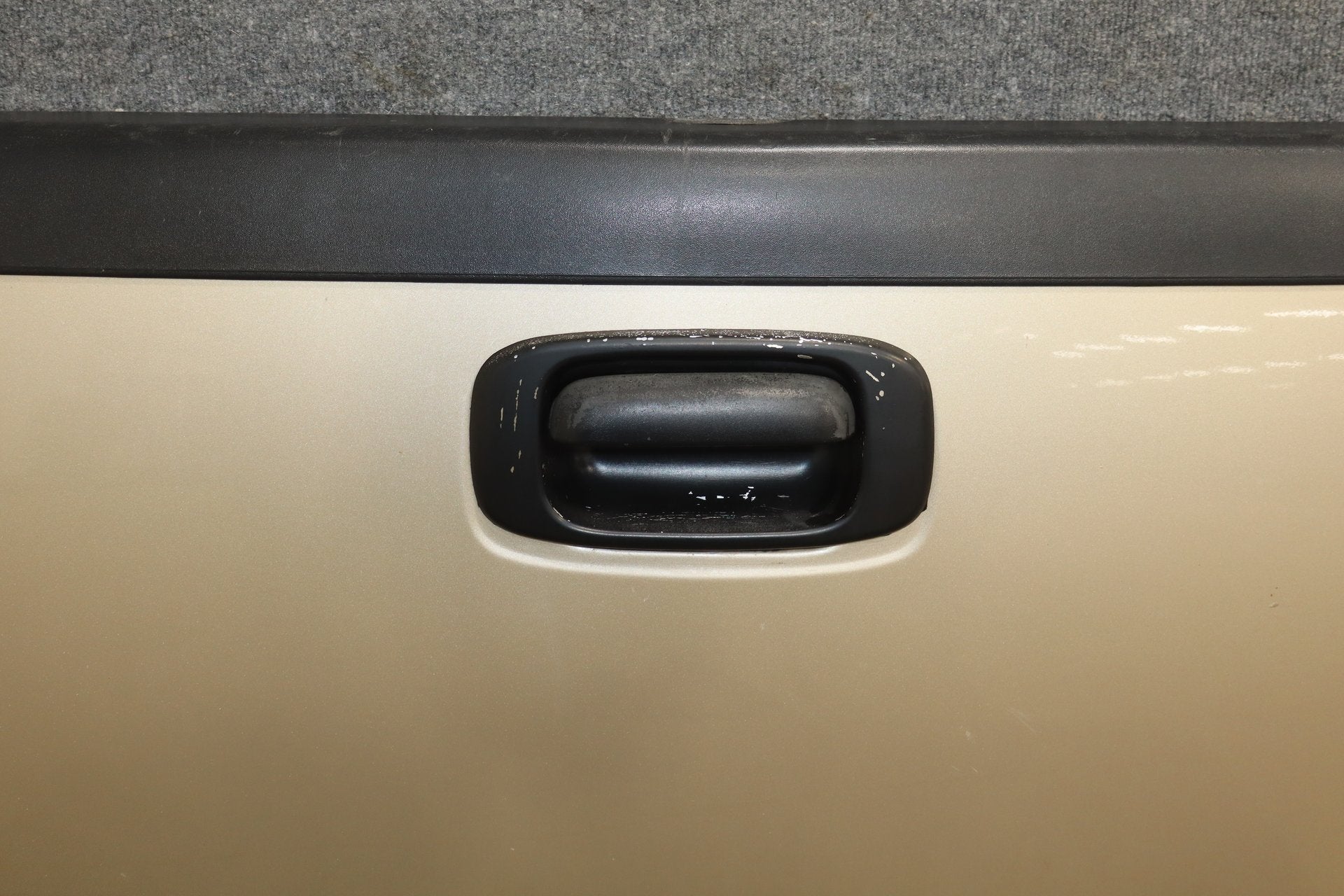 99-07 Chevy Silverado GMC Sierra GMT800 OEM Tailgate sand beige metallic 15u