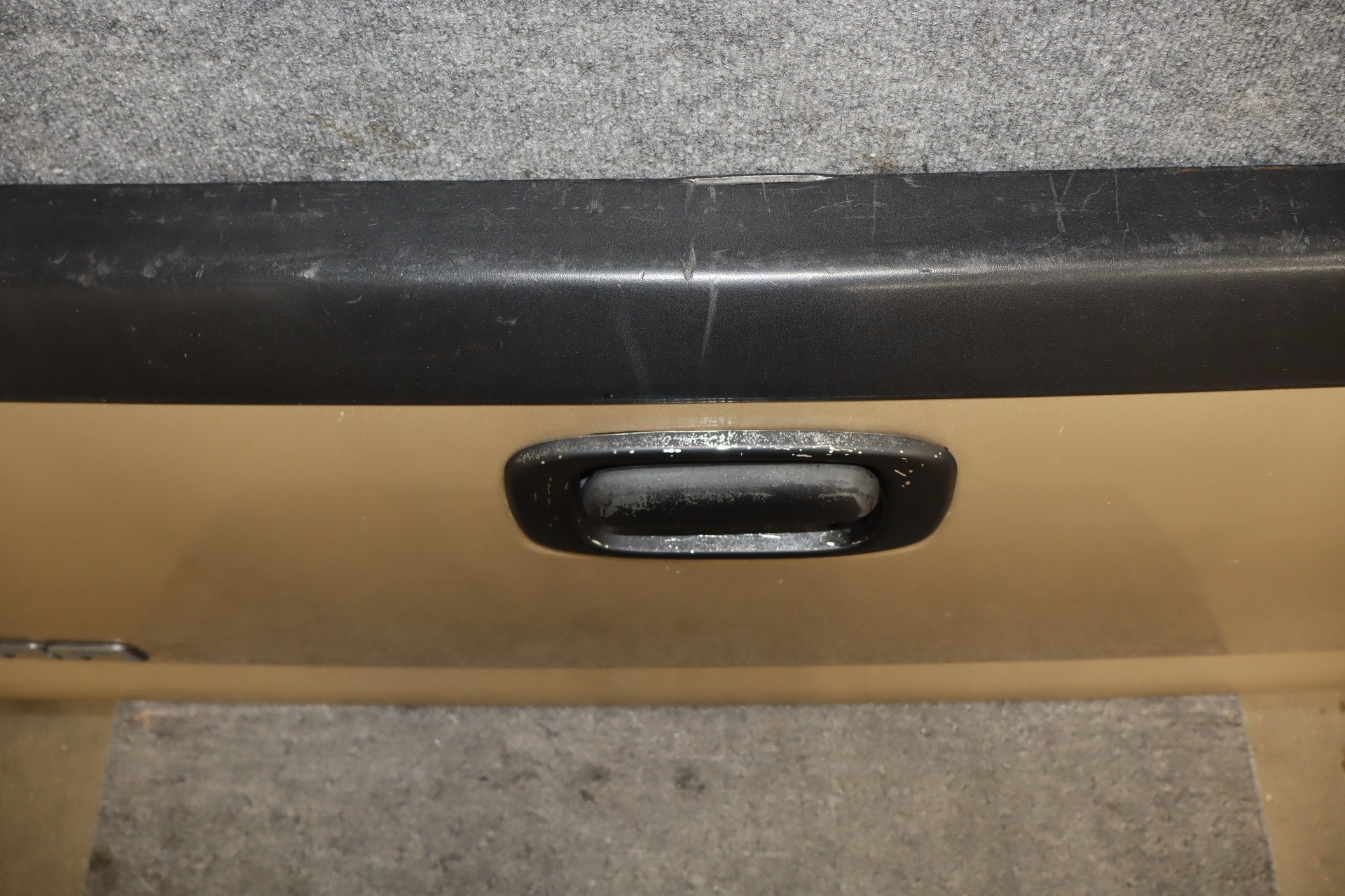 99-07 Chevy Silverado GMC Sierra GMT800 OEM Tailgate sand beige metallic 15u