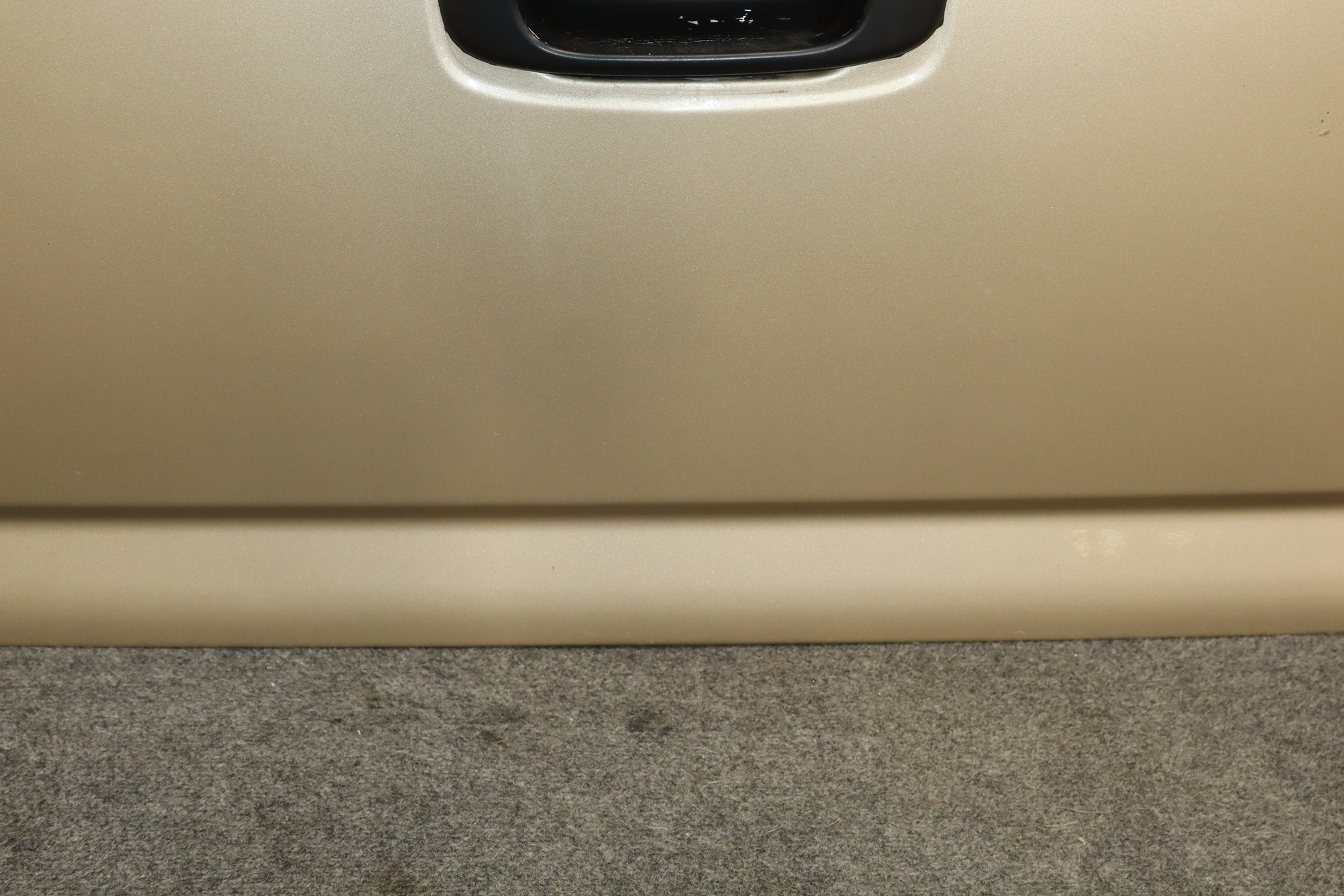 99-07 Chevy Silverado GMC Sierra GMT800 OEM Tailgate sand beige metallic 15u