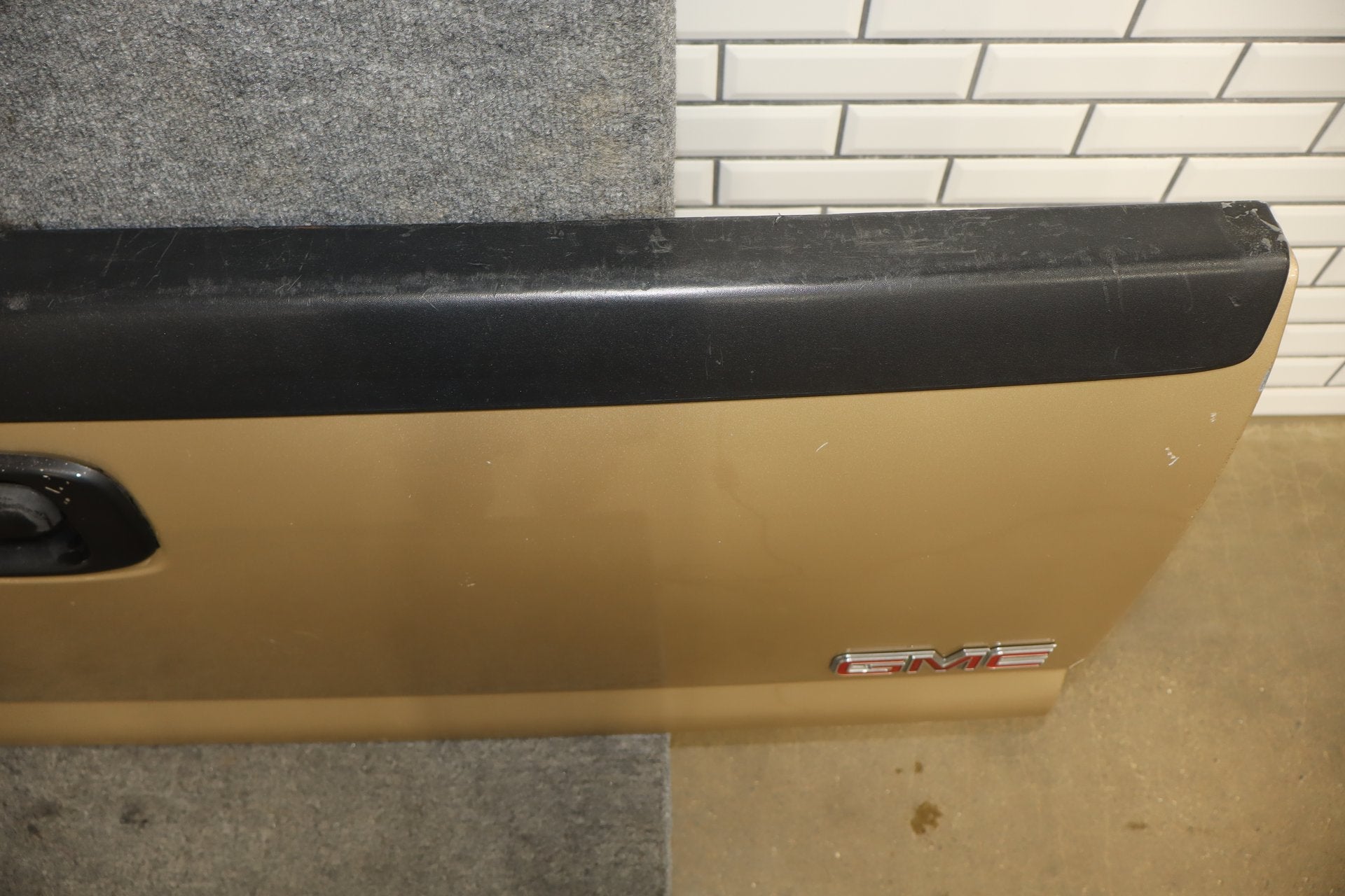 99-07 Chevy Silverado GMC Sierra GMT800 OEM Tailgate sand beige metallic 15u