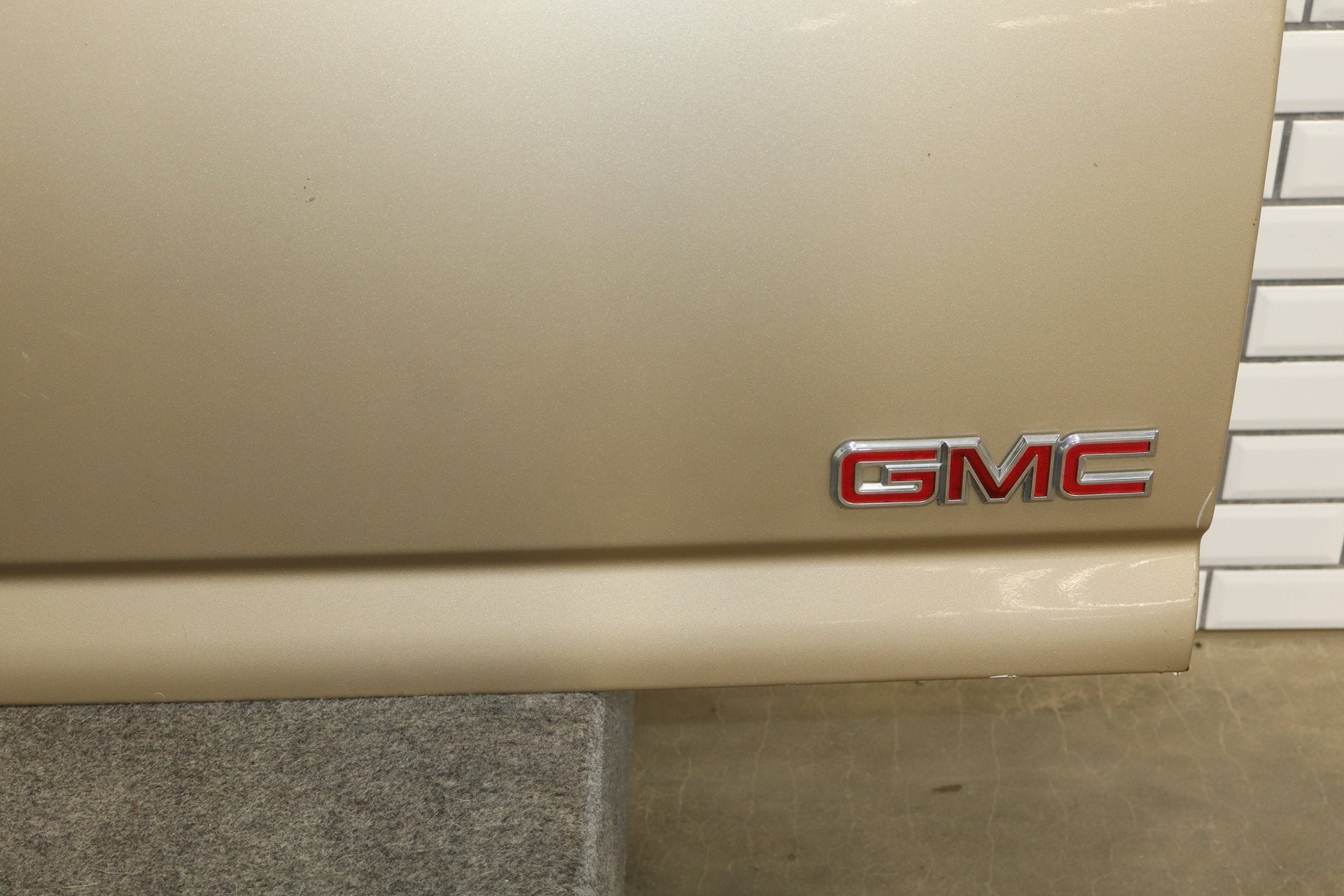 99-07 Chevy Silverado GMC Sierra GMT800 OEM Tailgate sand beige metallic 15u
