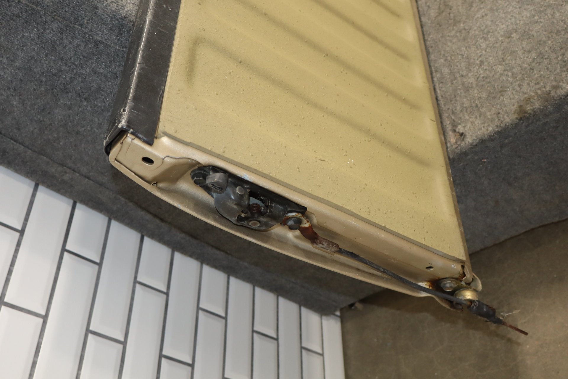 99-07 Chevy Silverado GMC Sierra GMT800 OEM Tailgate sand beige metallic 15u
