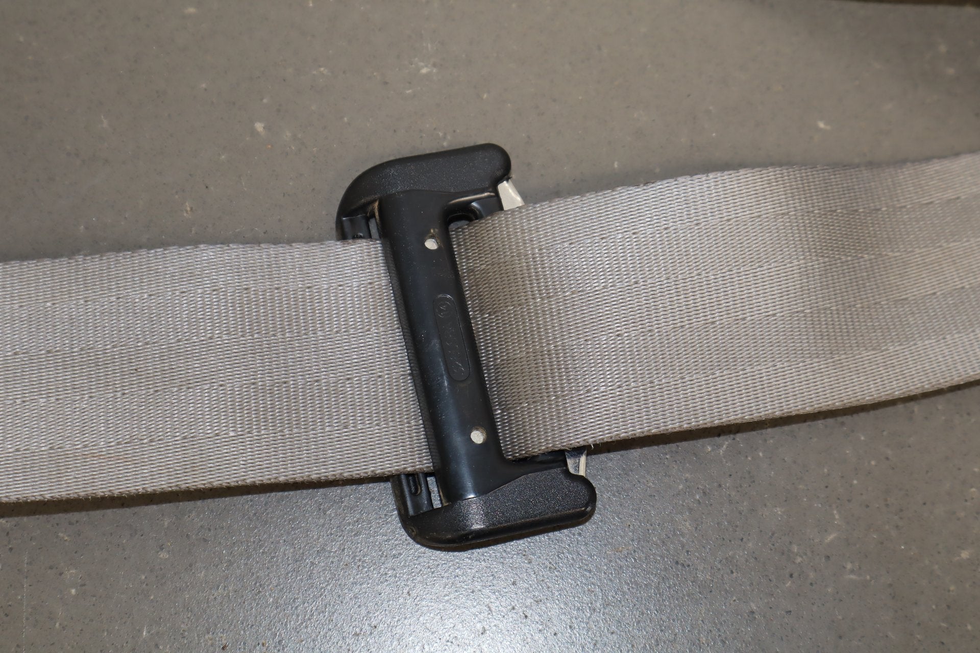 99-07 Ford F-250 Super Duty Crew Cab Right Rear Seat belt Medium Flint 52
