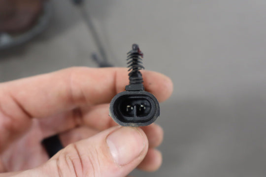 99 - 07 GMC Sierra Classic Style Crew Cab Right Passenger Front Spindle Hub Sensor