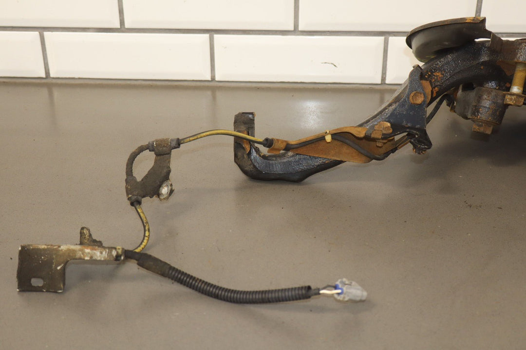 99 - 07 Lexus LX470 / Land Cruiser 4.7L Right Passenger Front Spindle