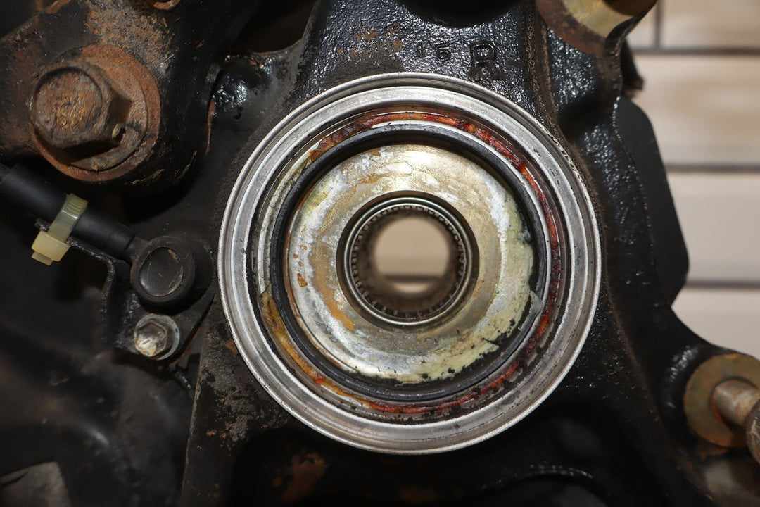 99 - 07 Lexus LX470 / Land Cruiser 4.7L Right Passenger Front Spindle