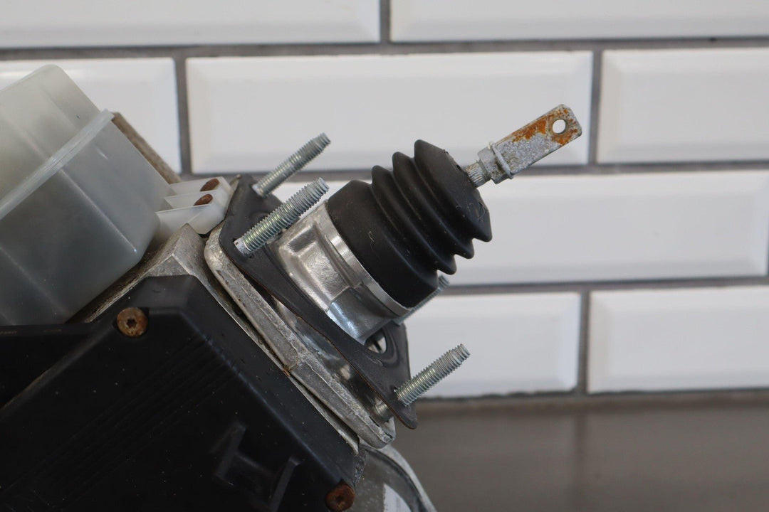 99 - 07 Toyota Land Cruiser Power Brake Booster W/Reservoir - Lid & Master