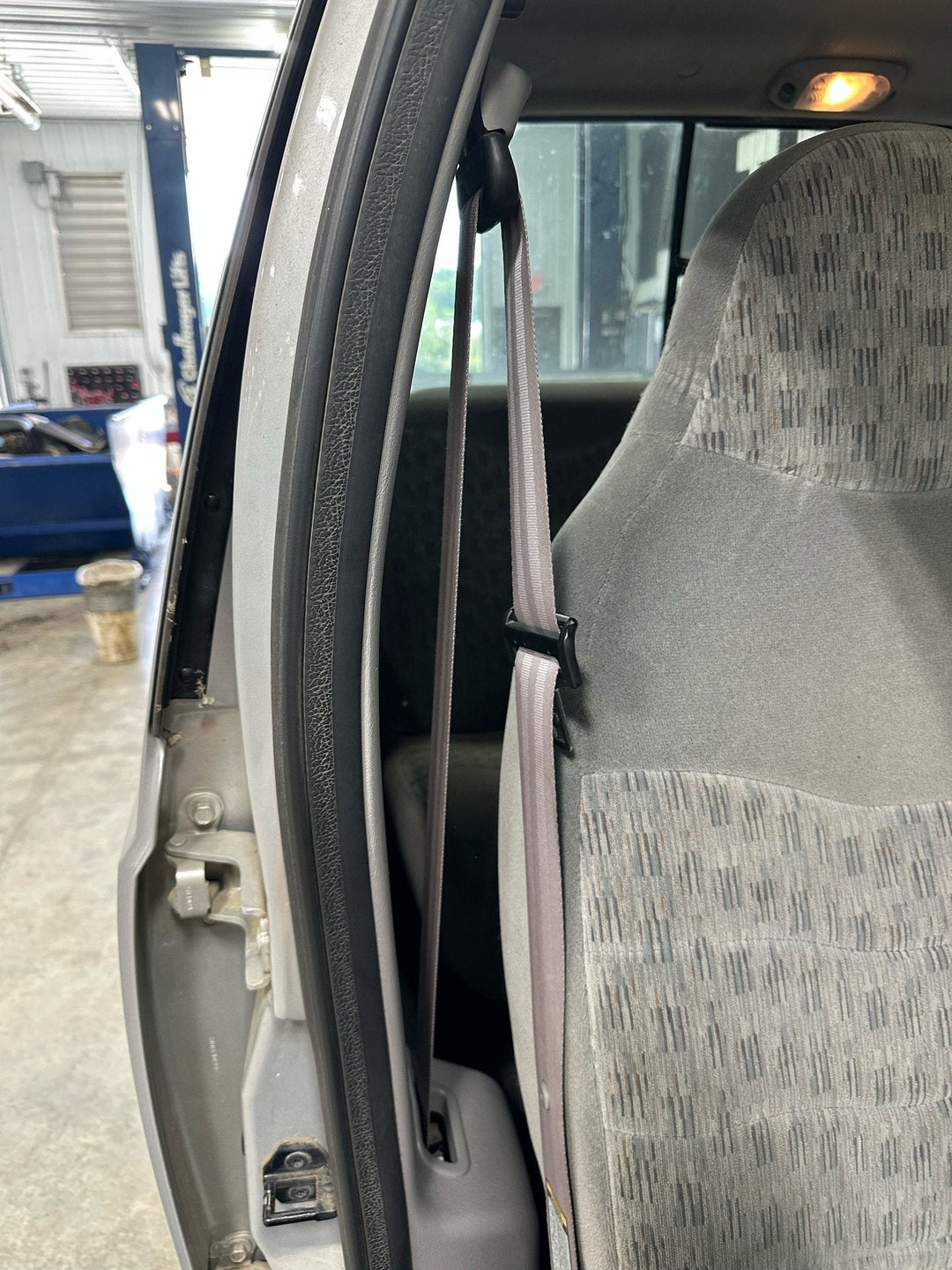 99 Ford F350 Crew Cab Right RH Front Seat Belt Retractor Medium Graphite