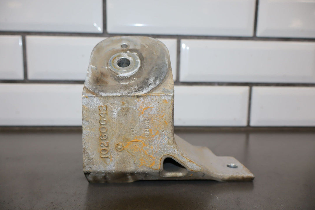 C5 Corvette 5.7L LS1 Pair of LH&RH Engine Frame Mount Brackets 10260642/10260643