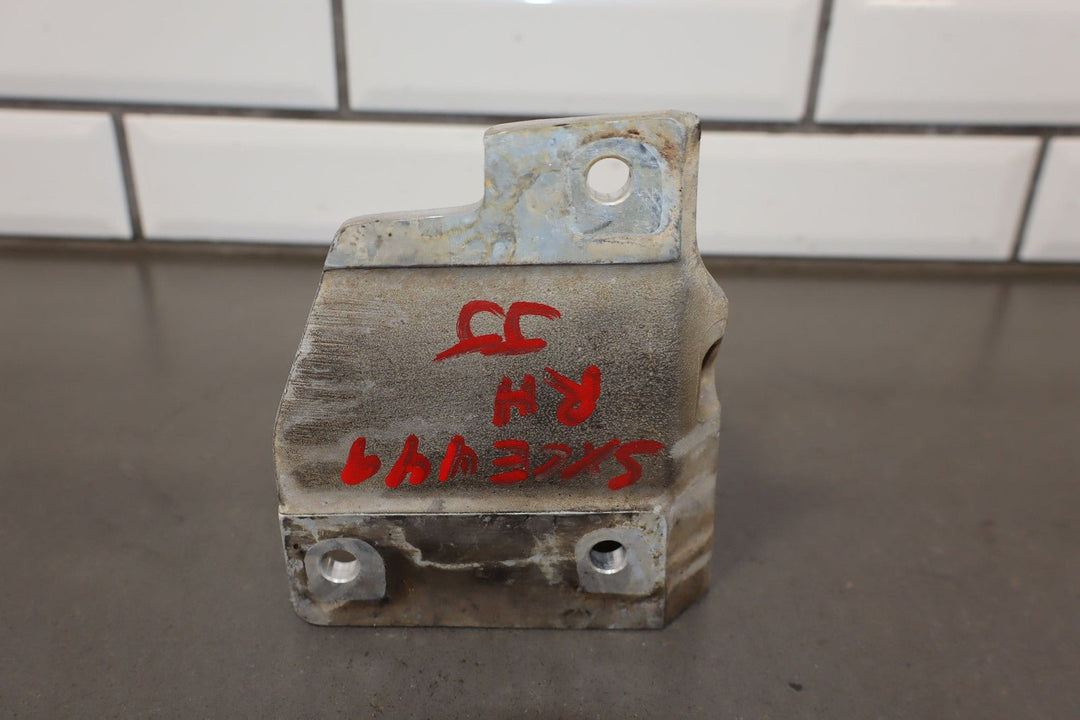 C5 Corvette 5.7L LS1 Pair of LH&RH Engine Frame Mount Brackets 10260642/10260643