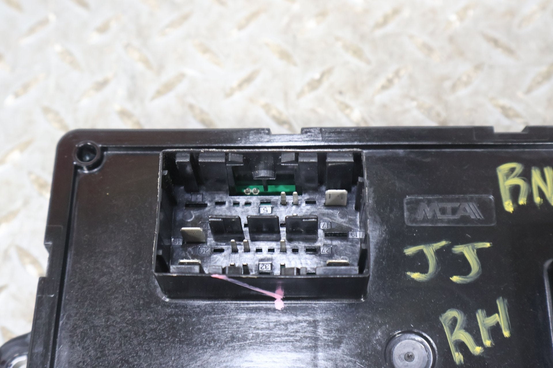 Cabin Fuse Box, 2022, Rivian, R1S