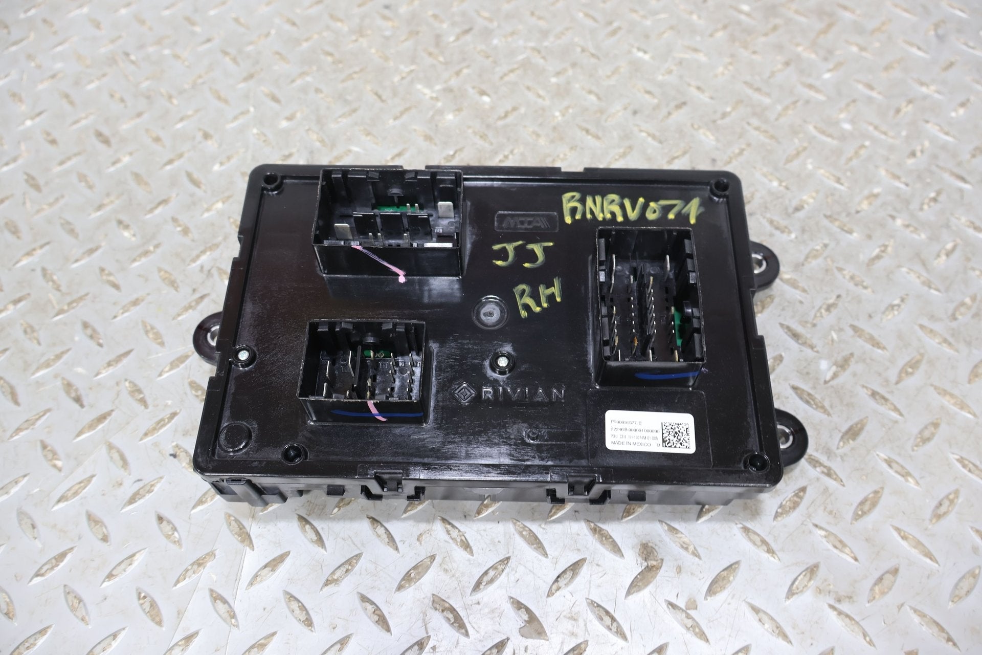 Cabin Fuse Box, 2022, Rivian, R1S
