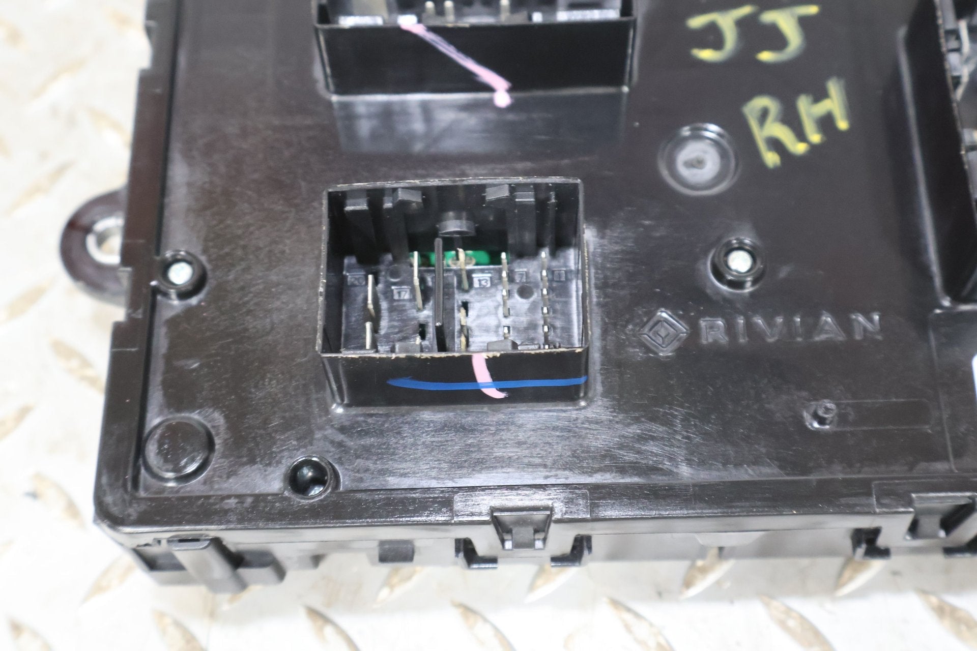 Cabin Fuse Box, 2022, Rivian, R1S