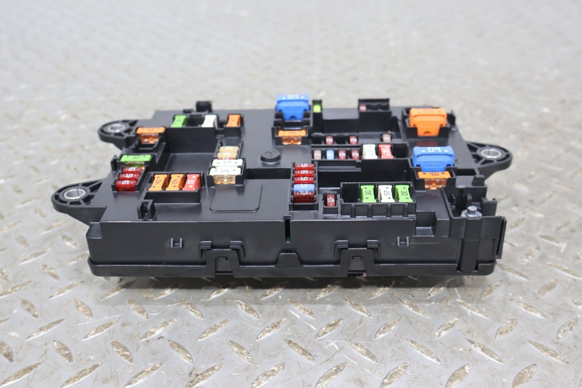 Cabin Fuse Box, 2022, Rivian, R1S
