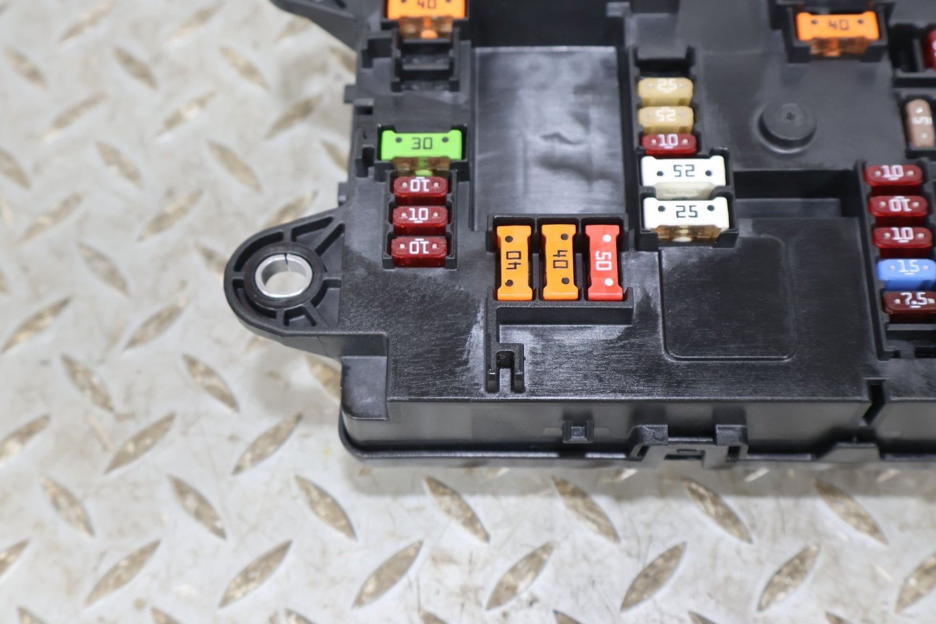 Cabin Fuse Box, 2022, Rivian, R1S