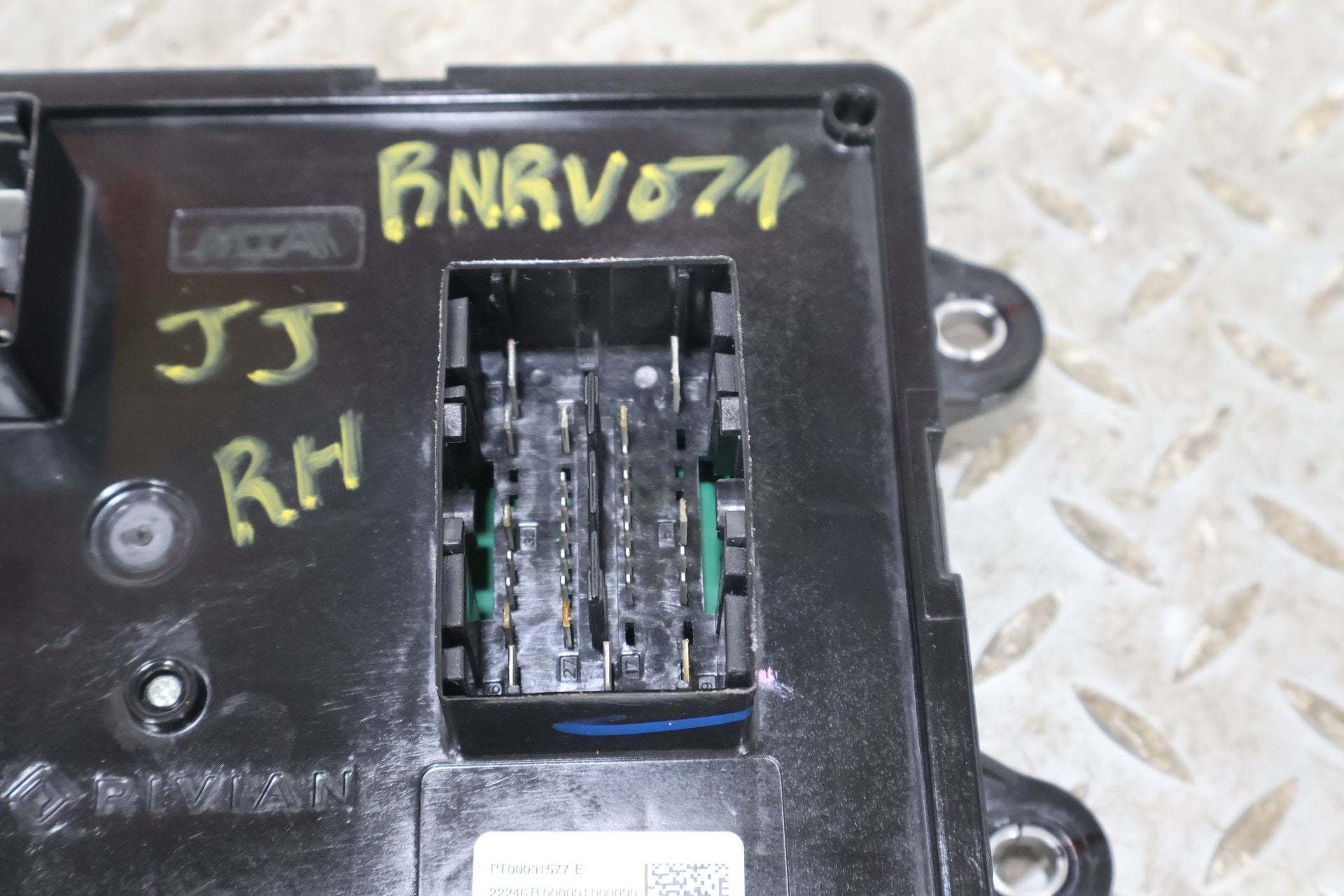 Cabin Fuse Box, 2022, Rivian, R1S