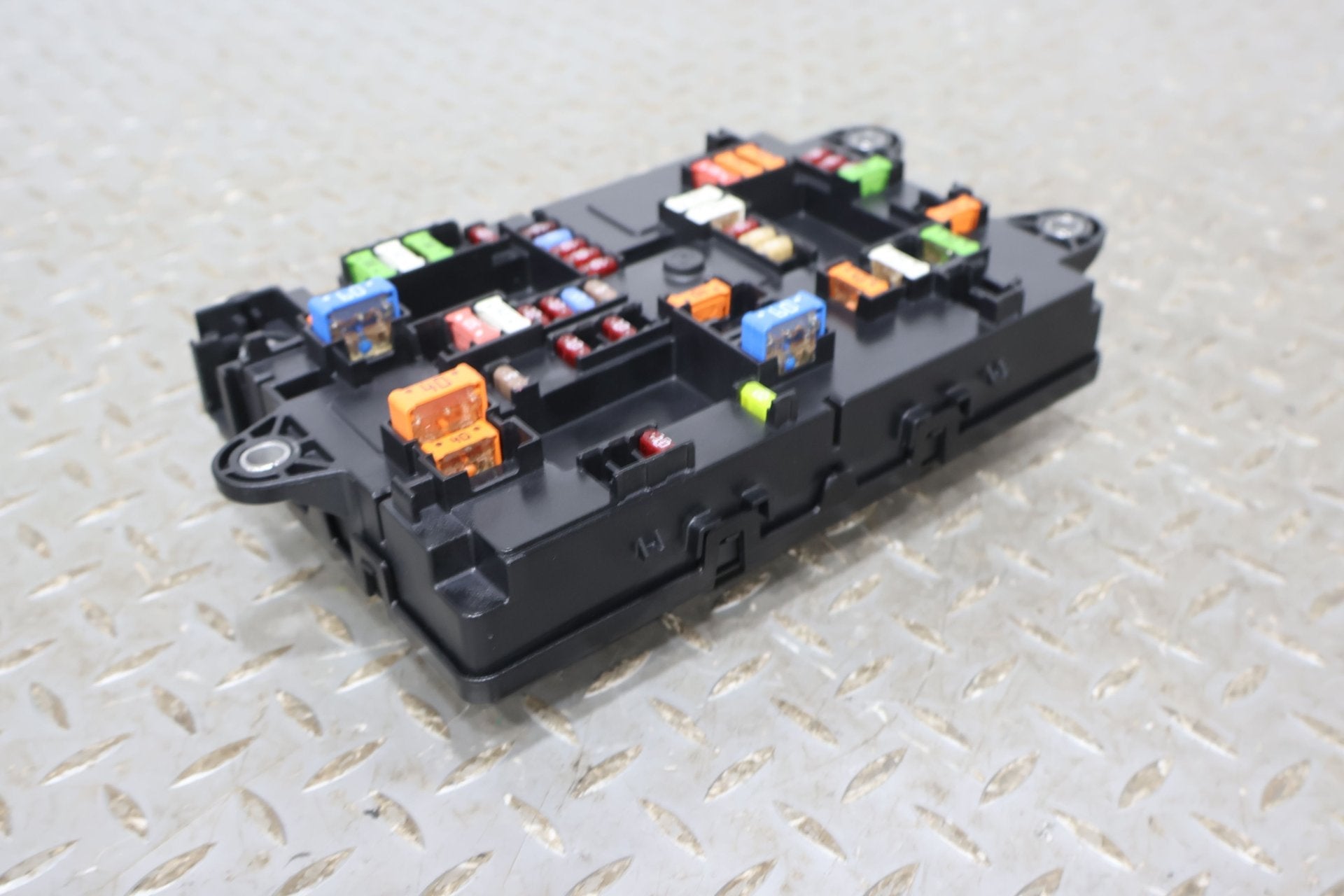 Cabin Fuse Box, 2022, Rivian, R1S