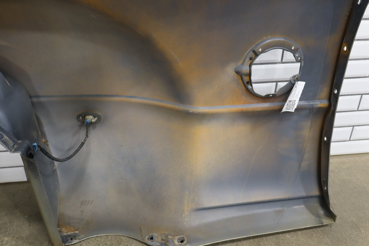 CRACKED 01-07 Chevrolet Silverado Sierra 3500 Left Bedside Panel Light Pewter