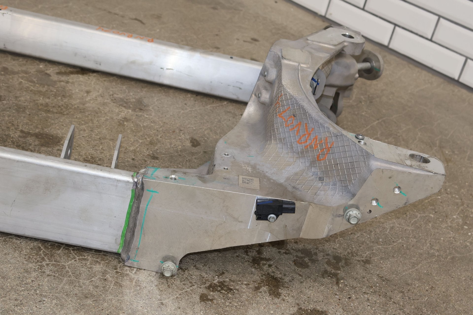 Crossmember K-Frame, 2022, Rivian, R1S